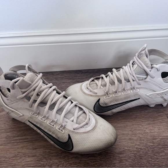 Nike Men's Lacrosse Cleats and Socks Bundle - Picture 1 of 2